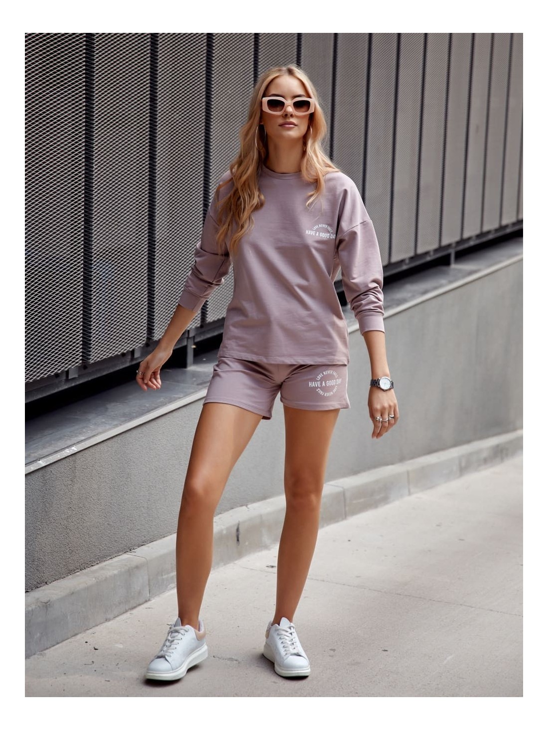 Damen-Sportset: Sweatshirt und Cappuccino-Shorts FI757 – Online-Shop – Boutique